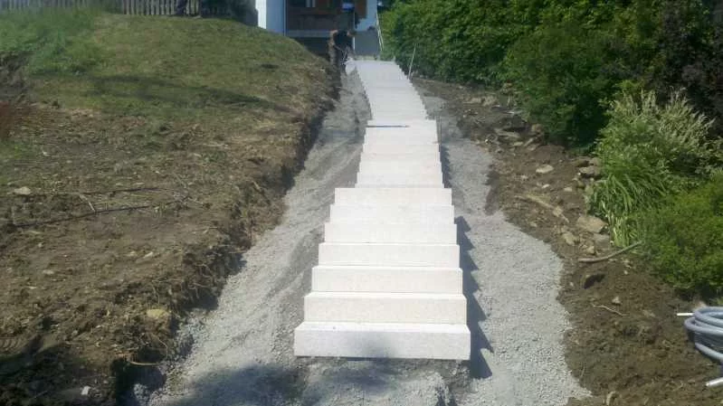 Treppenanlage mit Granitblockstufen